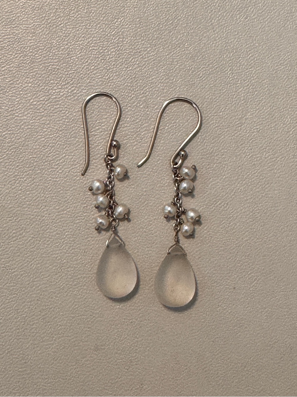Elegant Silver Teardrop and Pearl Dangle Earrings - White